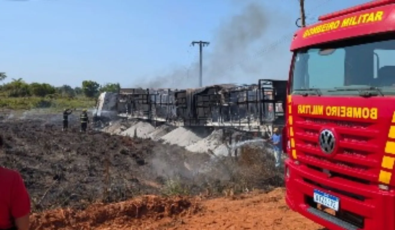 O fogo entre as carretas foi controlado por equipes do Corpo de Bombeiros