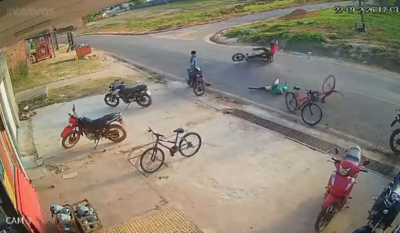 A colisão foi tão forte que tanto o homem que empurrava a bicicleta e o motociclista ficaram feridos
