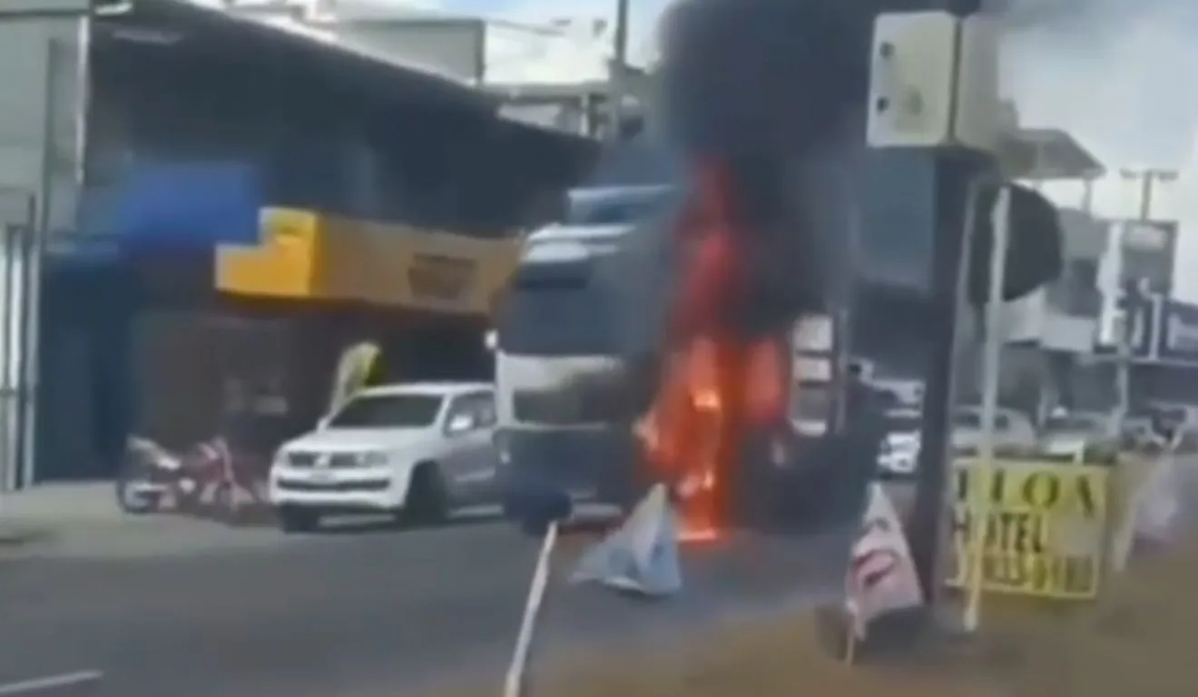 A carreta pegou fogo em trecho movimentado da BR-316, em Castanhal