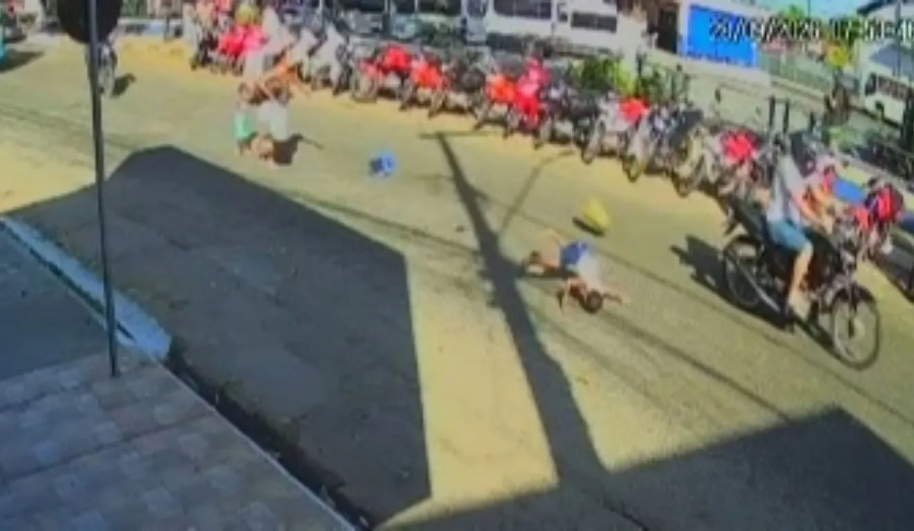 Na colisão, a criança chegou a ser arremessada e foi socorrida pela mãe