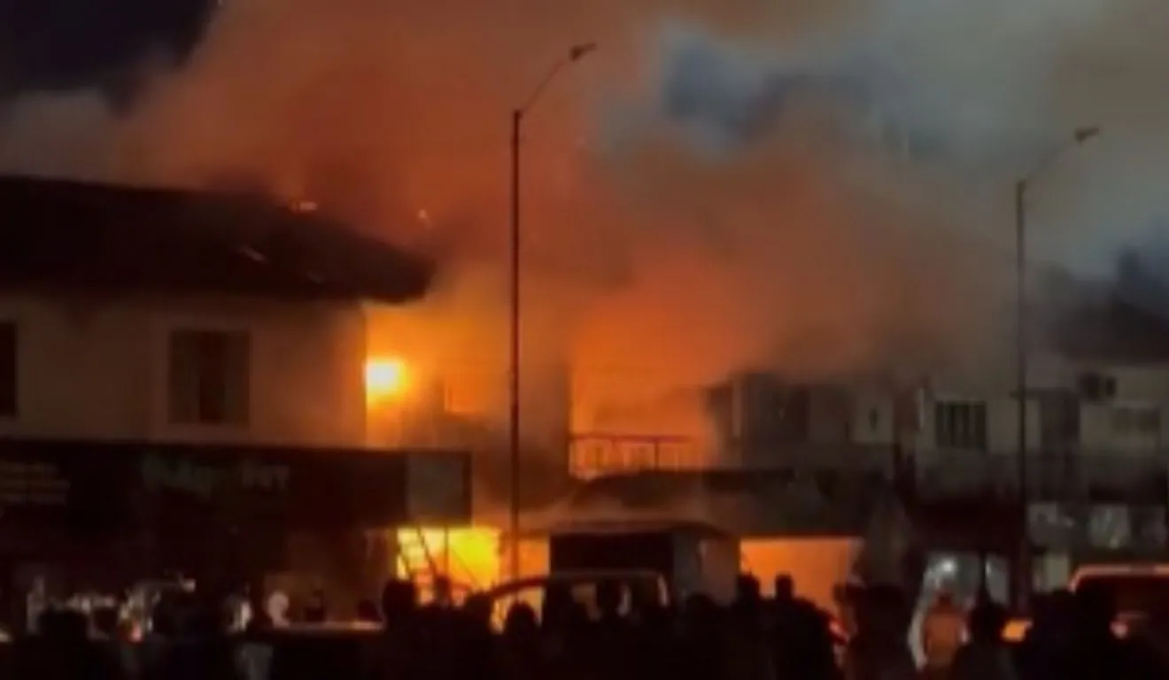 O fogo destruiu por completo o estabelecimento na feira da cidade