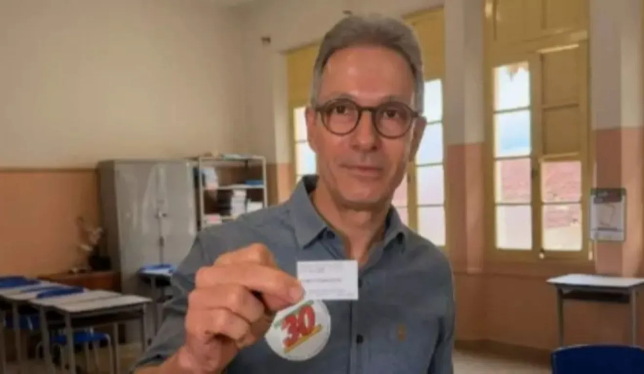 O candidato do Novo disse que não sabia que era proibido levar o celular para cabine