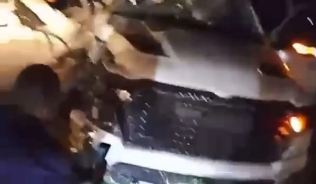 A caminhonete ficou destruída e o prefeito gravemente ferido no acidente