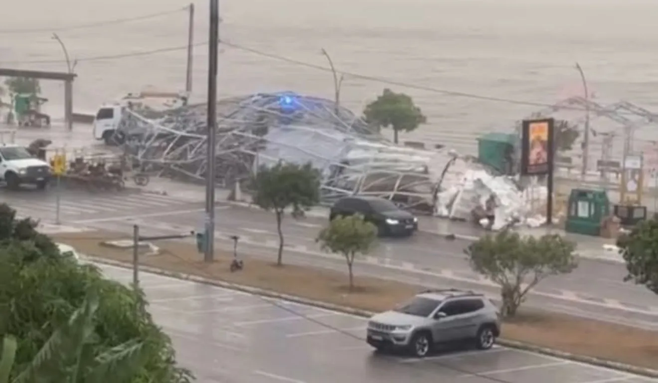 A estrutura caiu devido a forte chuva, mas sem registro de pessoas feridas