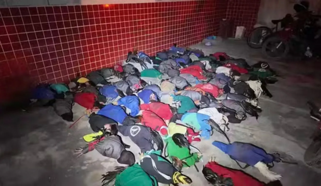 Os galos foram resgatados e os suspeitos detidos pelos homens