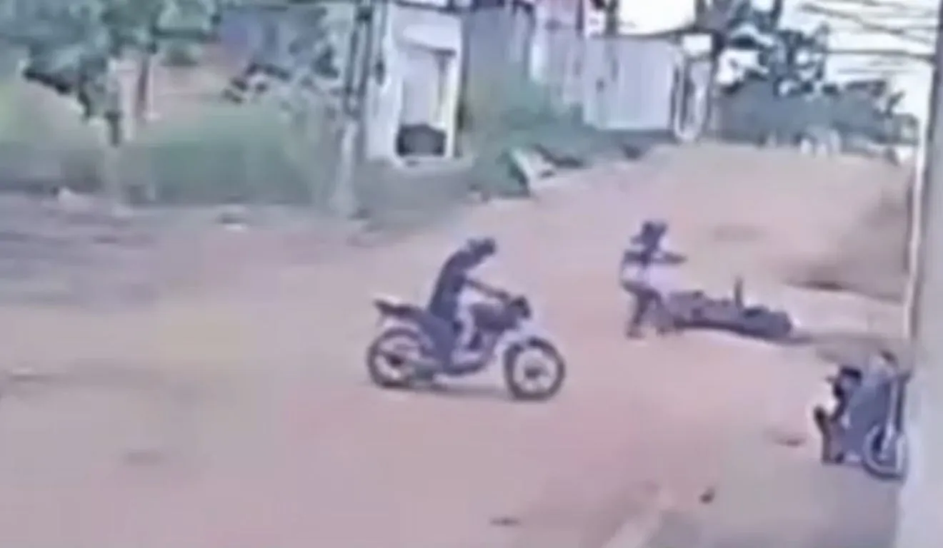 O homem foi executado em plena luz do dia e ainda teve a motocicleta levada pelos suspeitos