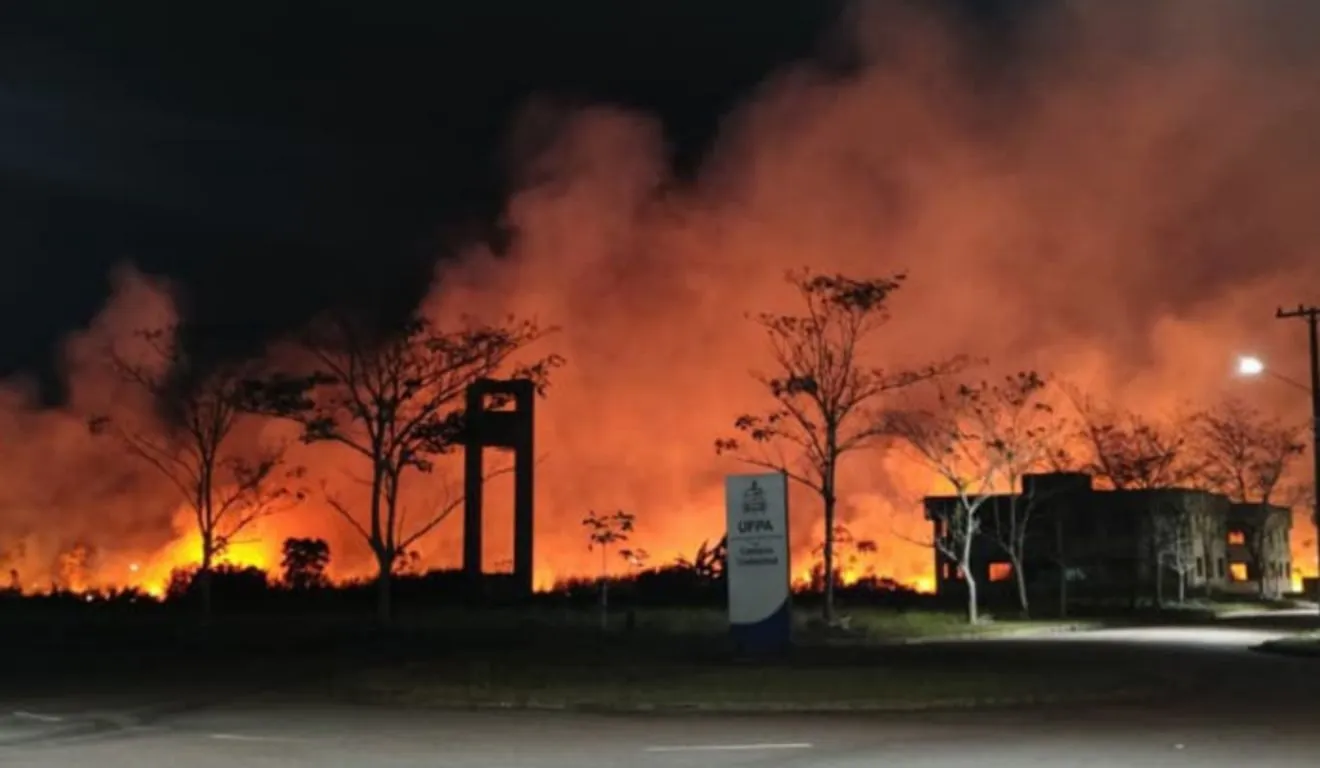 O fogo teria acontecido em área de mata e, ao se alastrar. chegou no campus da UFPA