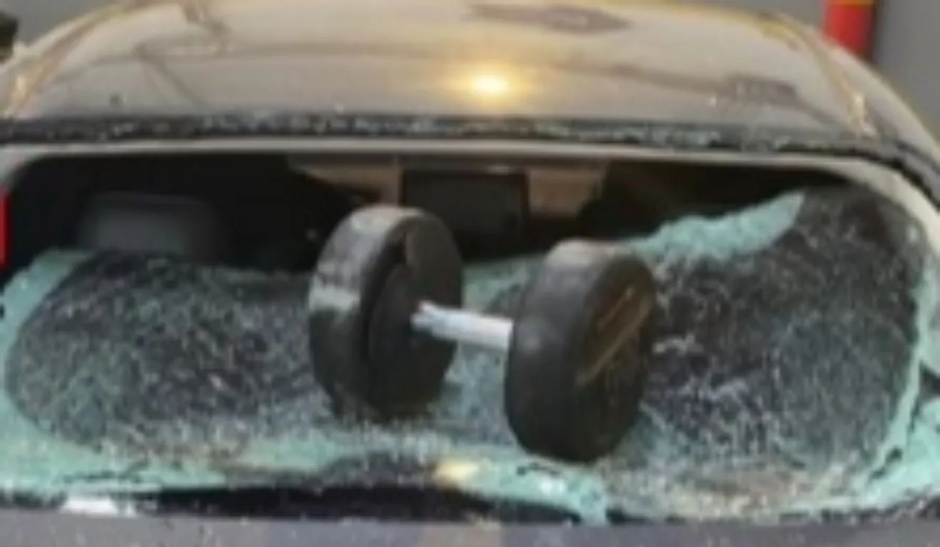 Um dos ataques contra um dos carros foi feito com aparelho da academia