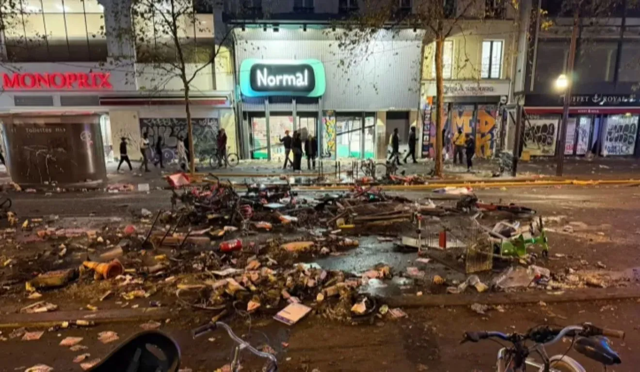 O confronto entre manifestantes e policiais também deixaram a cidade francesa em caos