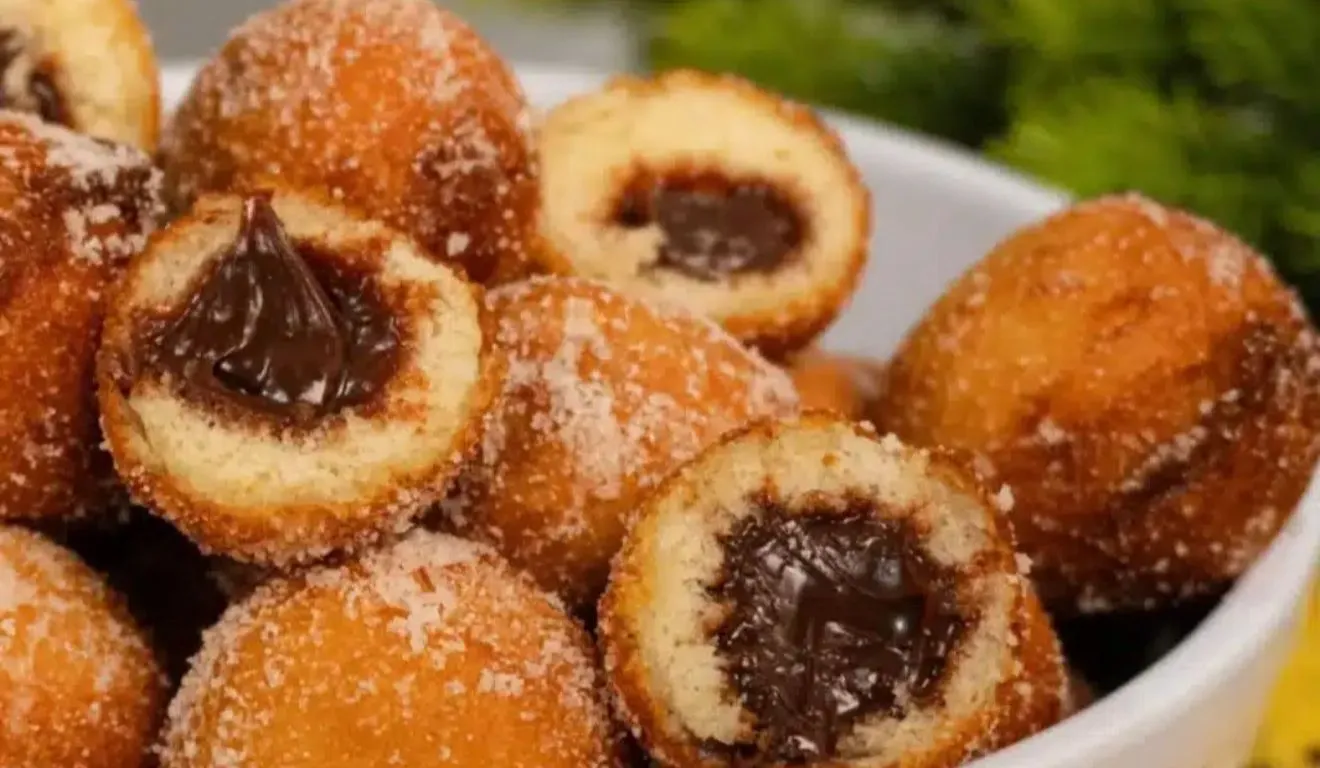 O bolinho leva um recheio cremoso de brigadeiro feito de chocolate amargo