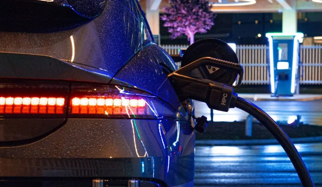 Algumas marcas de carros elétricos e celulares demoram a carregar após 80% de carga