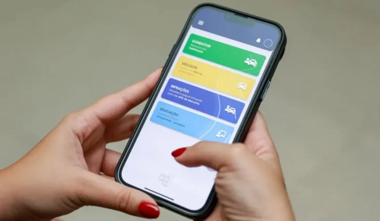 O condutor infrator irá receber a multa direto no celular