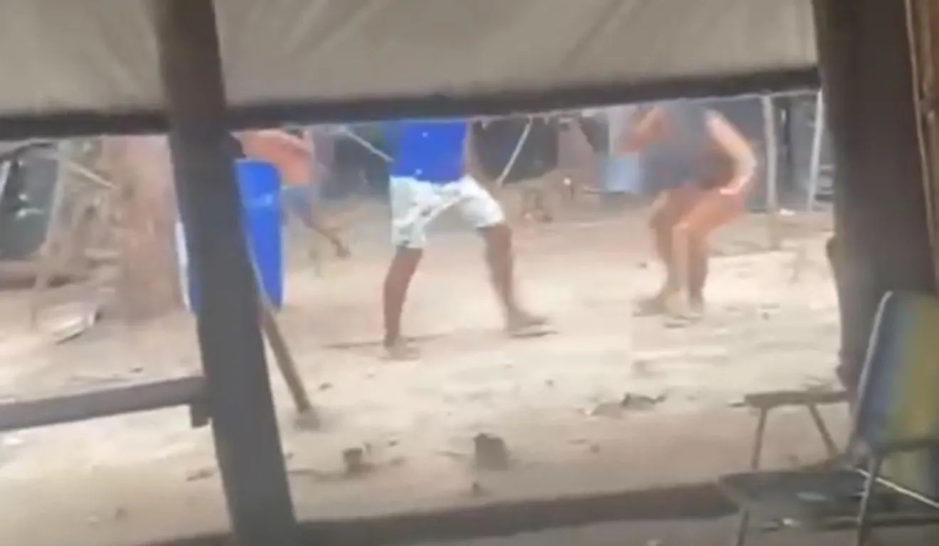 Tudo começou devido uma discussão entre marido e mulher por causa de uma partida de domin