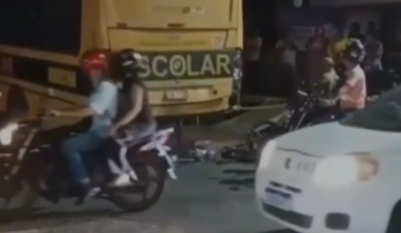 A mulher colidiu a bicicleta na traseira do ônibus escolar e não resistiu
