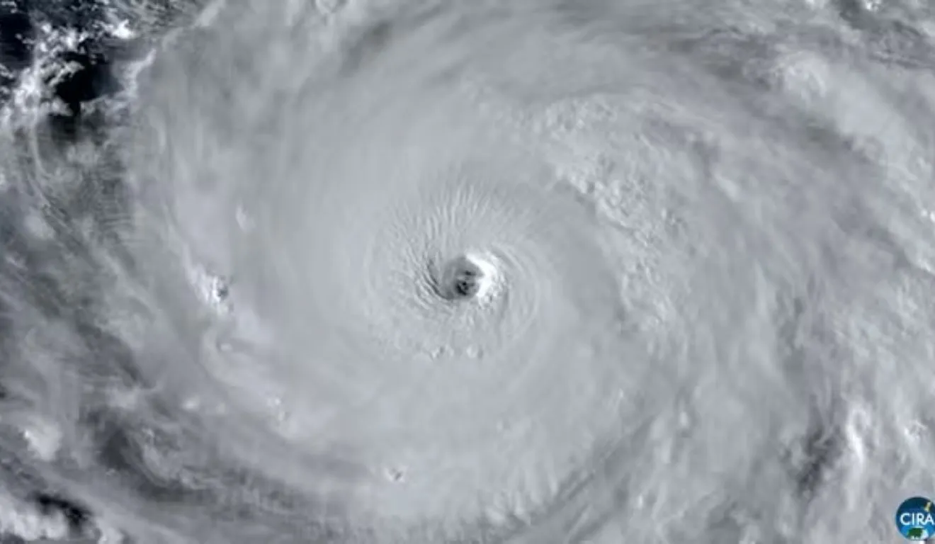 A imagem mostra a transformação do tufão em supertufão que alcançou quase 296 km/h