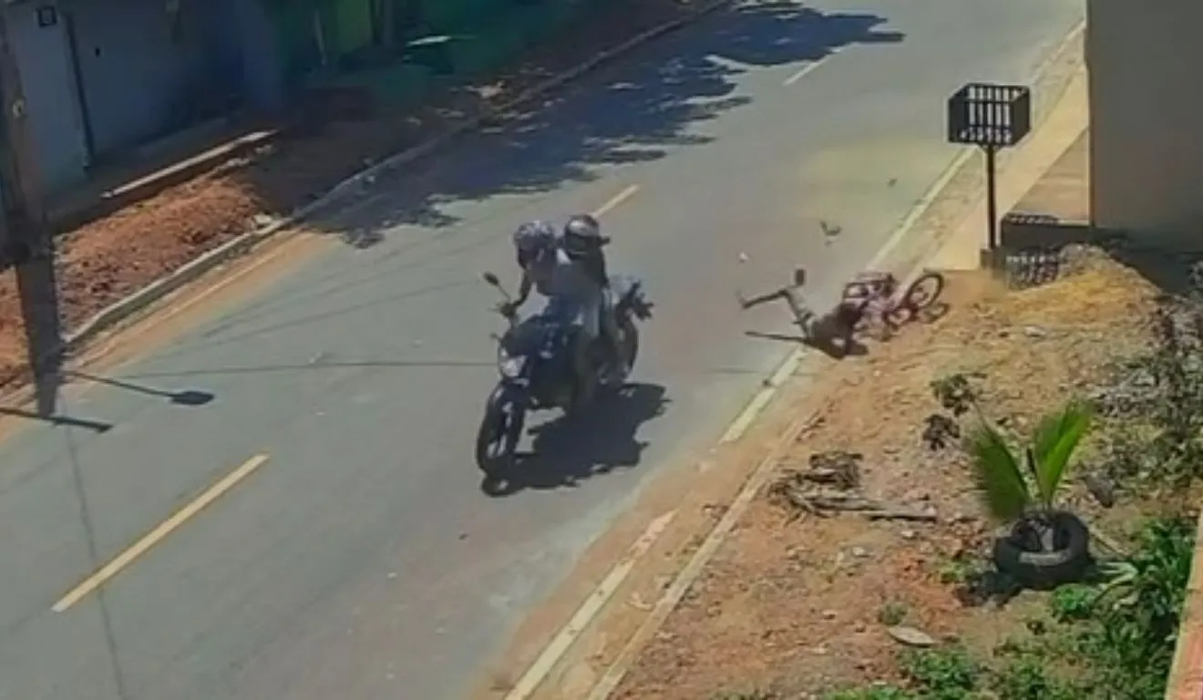 O motociclista atingiu a criança em alta velocidade