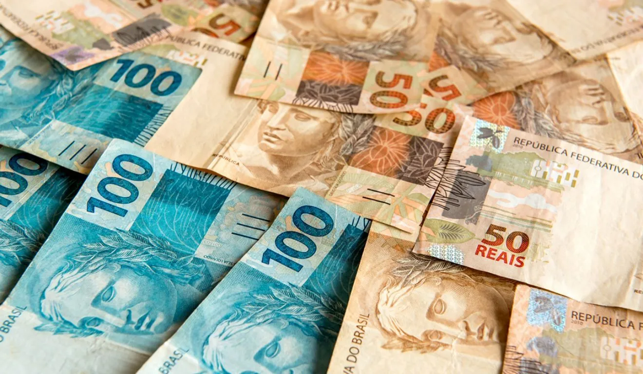 A segunda parcela do 13º salário vai chegar mais cedo na conta do trabalhador