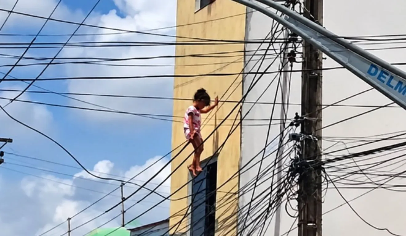 A criança ficou presa aos fios de alta tensão com risco de descarga elétrica