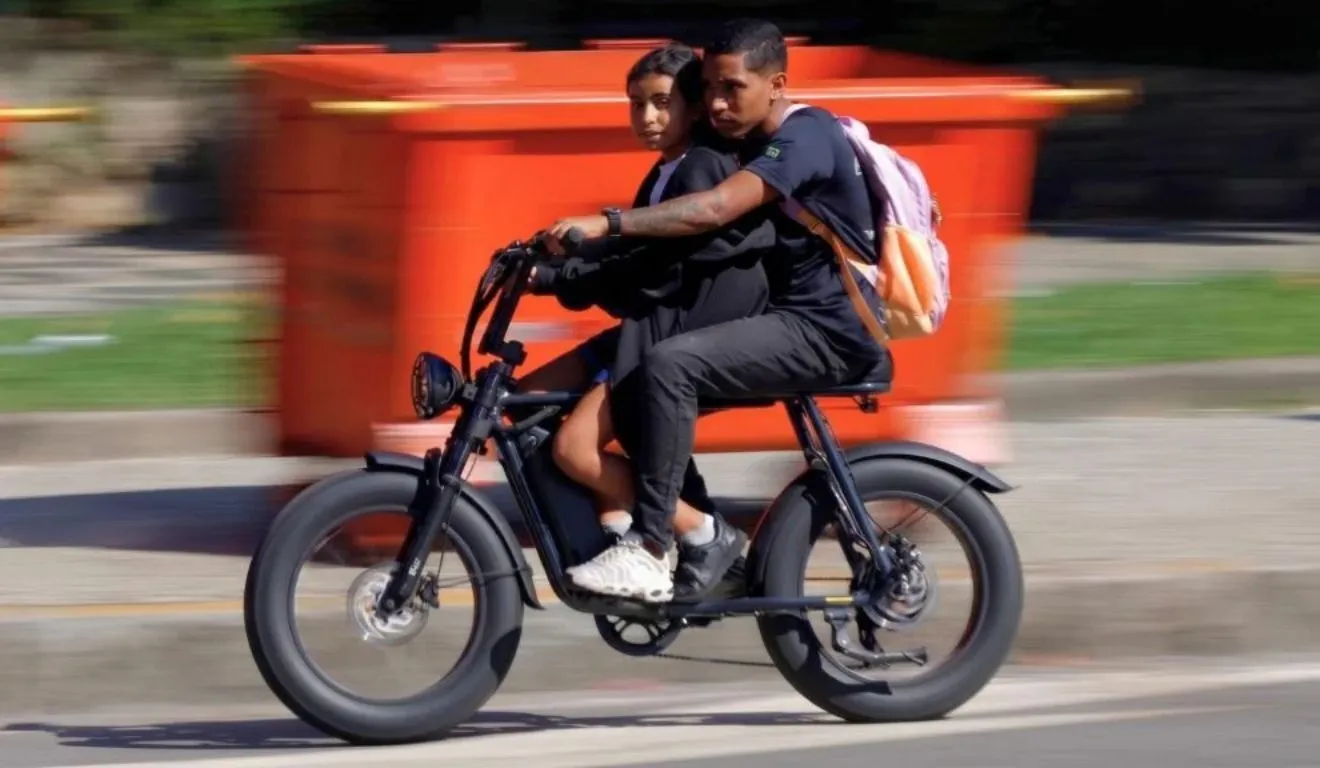 Se a lei for aprovada, adolecentes abaixo de 16 anos não poderão usar as bicicletas elétricas