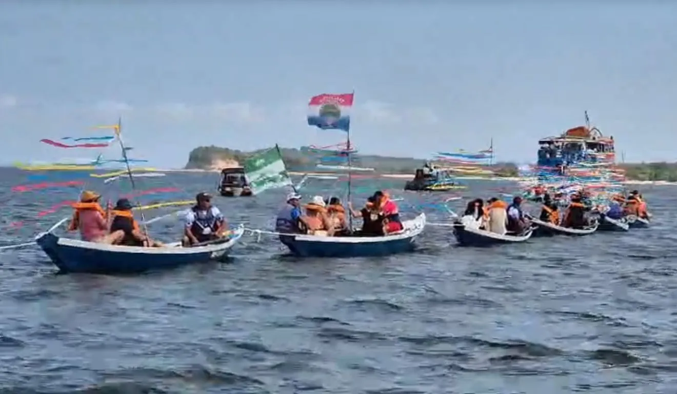 A busca dos mastros marca o inicio da festa do Sairé, em Alter do Chão, no Pará.