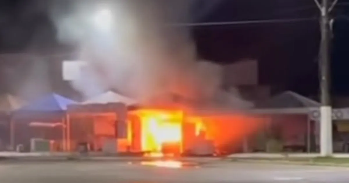 Incêndio atingiu pelo menos cinco trailers de ambulantes na Praia do Caripi, em Barcarena