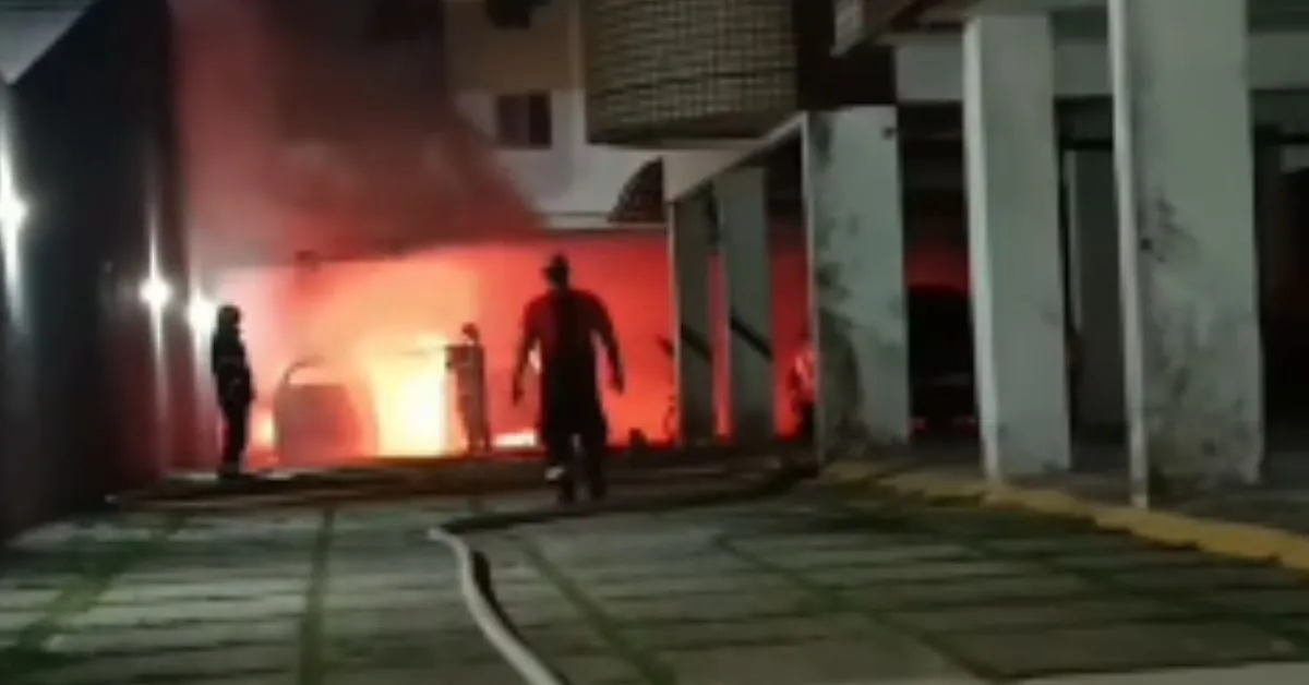 Chamas atingiram carros estacionados em edifício na avenida Lomas Valentinas, em Belém.