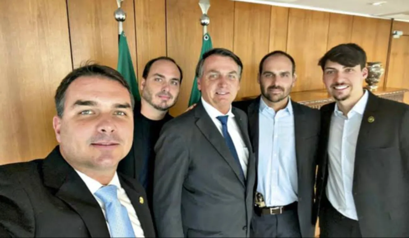 Ministro Alexandre de Moraes autorizou a retomada das visitas de Carlos e Jair Renan Bolsonaro ao ex-presidente.