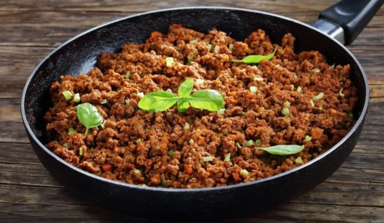 Carne moída pode render receitas práticas e equilibradas, como hambúrguer caseiro, bolo de carne e refogado com legumes.