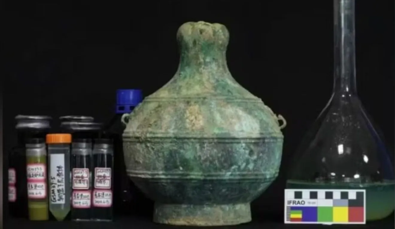 Vaso de bronze selado preservou cerca de 3,7 litros de bebida alcoólica produzida há aproximadamente 2.300 anos na China.