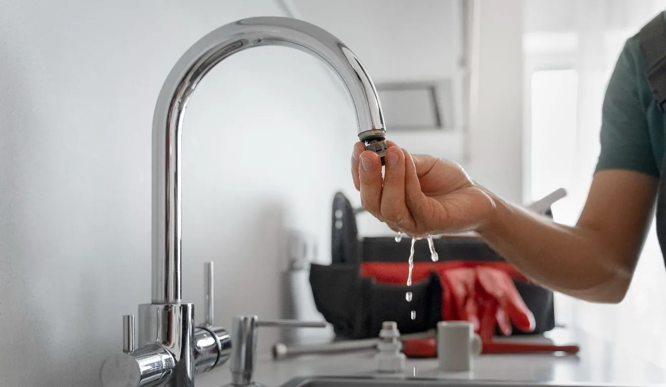 Desgaste do reparo interno está entre as causas mais comuns de torneiras pingando.