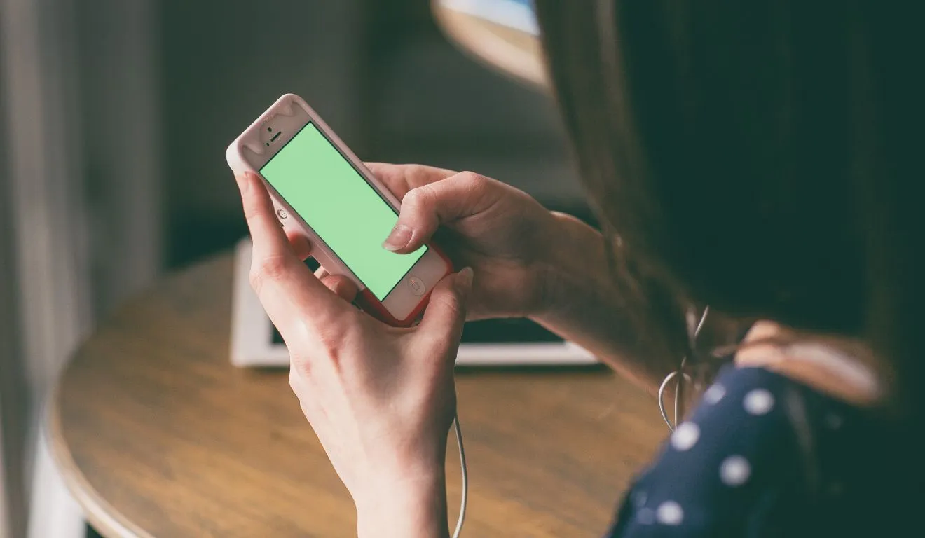 WhatsApp testa ferramenta de inteligência artificial para identificar possíveis tentativas de golpe em conversas.