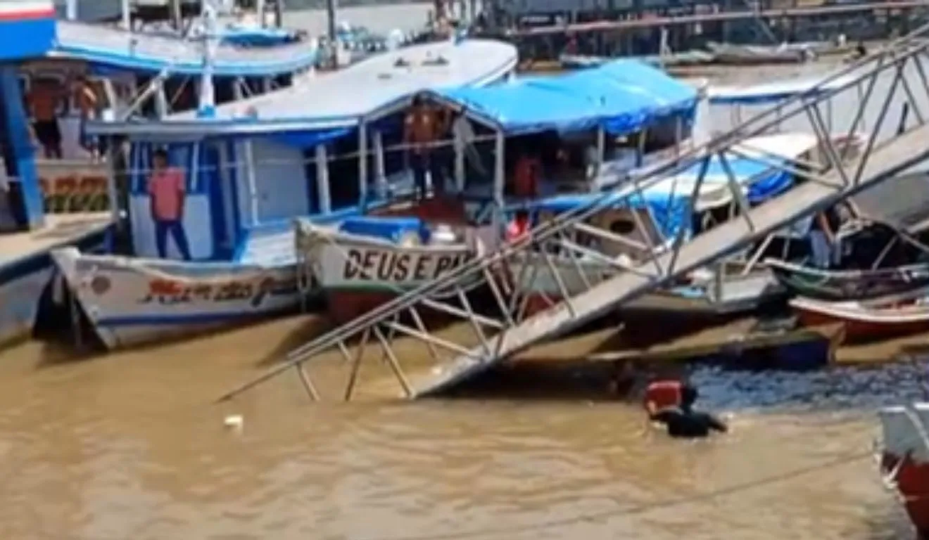 Ponte que dá acesso ao trapiche do Mercado do Peixe desabou e atingiu embarcações em Abaetetuba