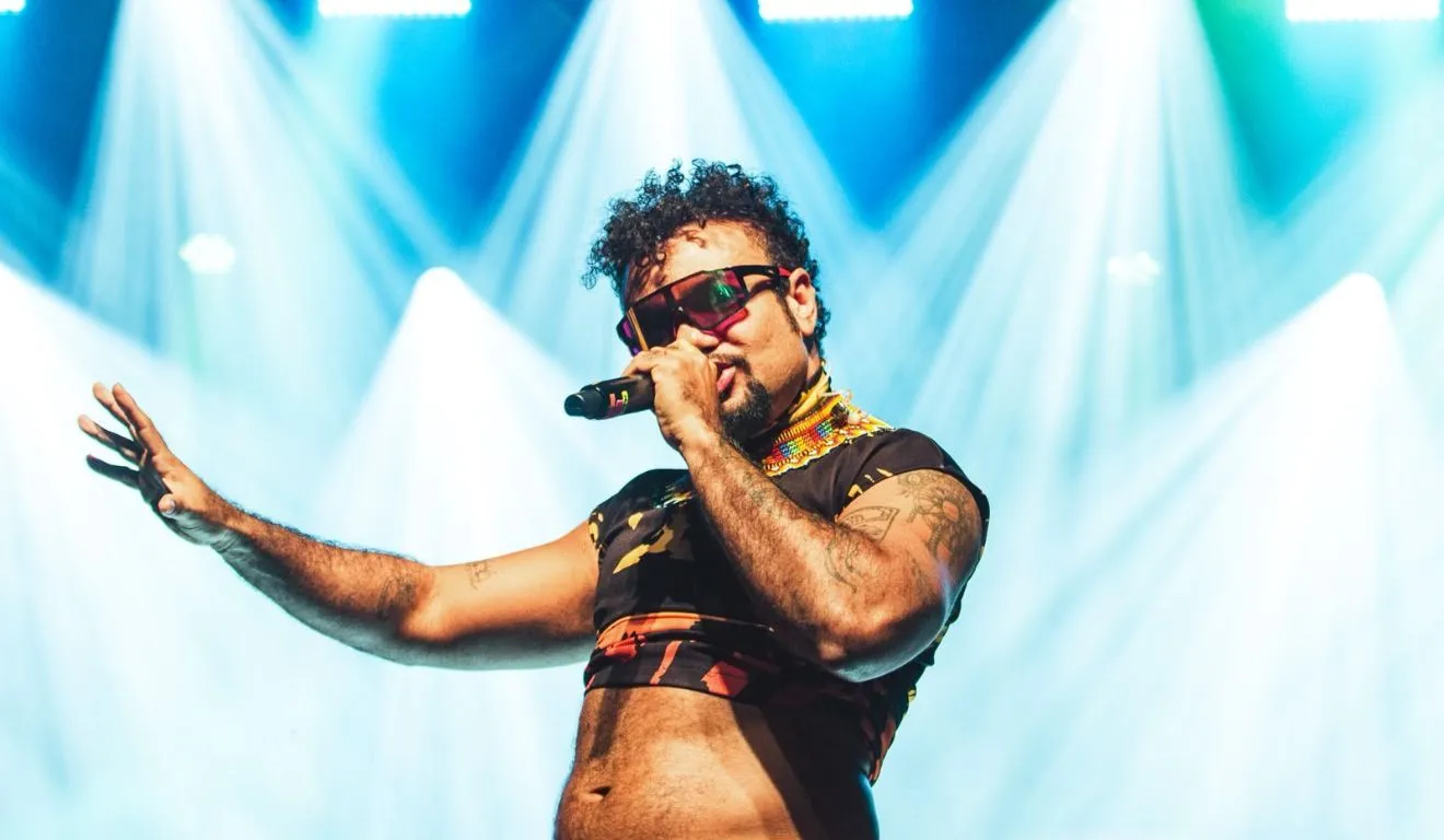 O artista Jeff Moraes apresenta o espetáculo “Príncipe Negro – Uma Realeza Amazônica”, que reúne música, teatro, dança e tecnologia em Belém.