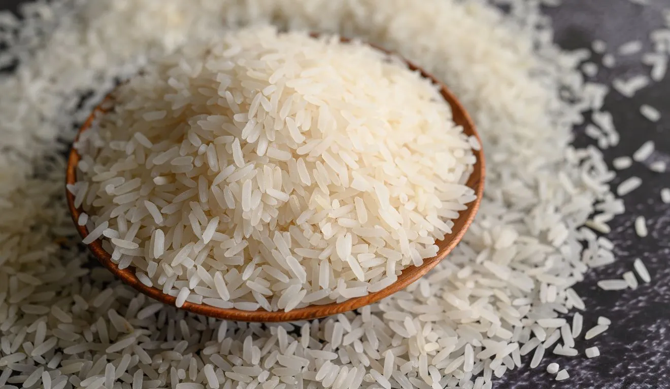 Lavar o arroz antes do cozimento pode alterar a textura do prato; entenda quando o procedimento é indicado.