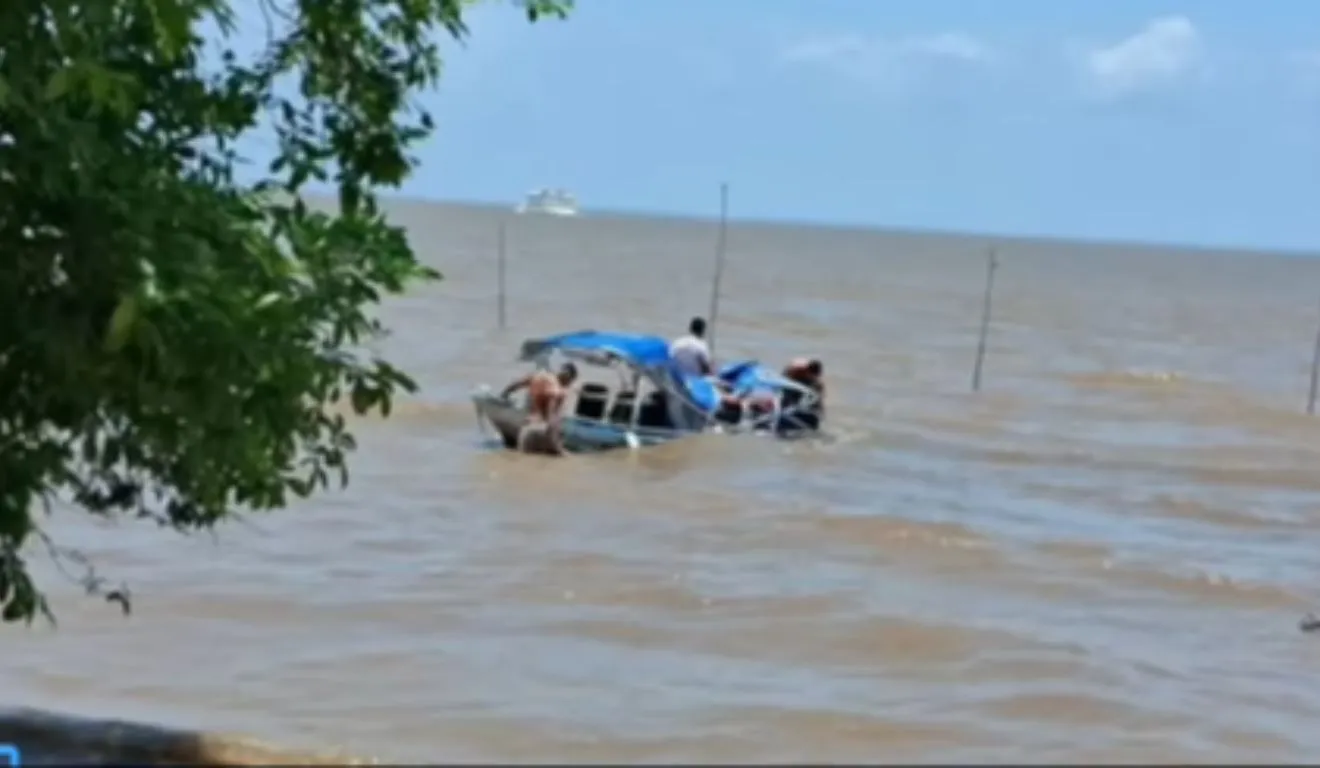 Lancha escolar naufragou na Baía do Marajó, em Muaná, com 11 crianças a bordo. Duas ficaram feridas no acidente.