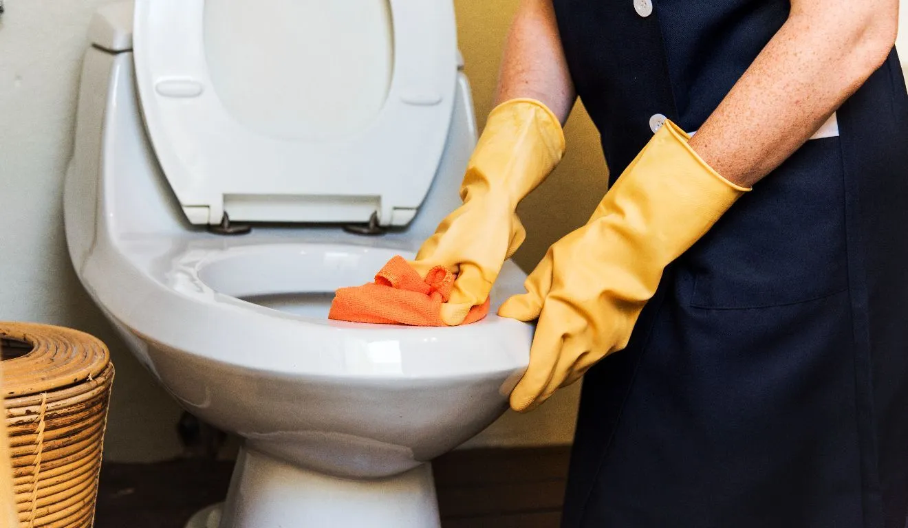 Limpeza semanal do vaso sanitário costuma ser suficiente em condições normais, mas a frequência deve aumentar quando há alguém doente em casa