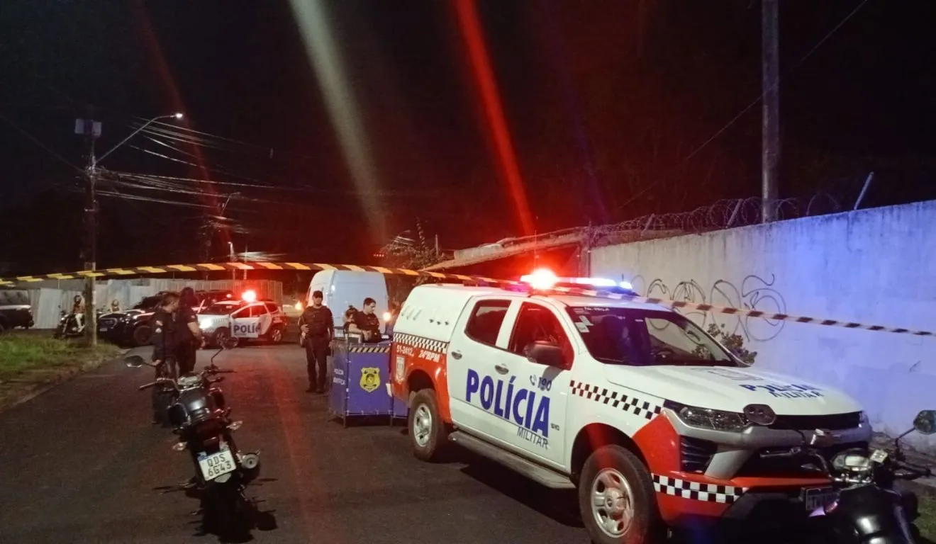 Perícia e equipes de segurança foram acionadas após homem ser encontrado morto dentro de um carro na Grande Belém.