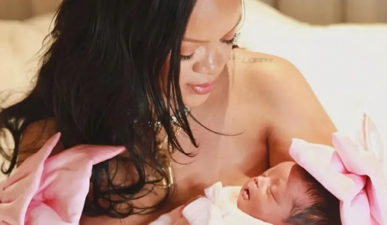 Rihanna compartilhou registros raros da filha caçula, Rocki Irish Mayers, que completou 1 ano em setembro.