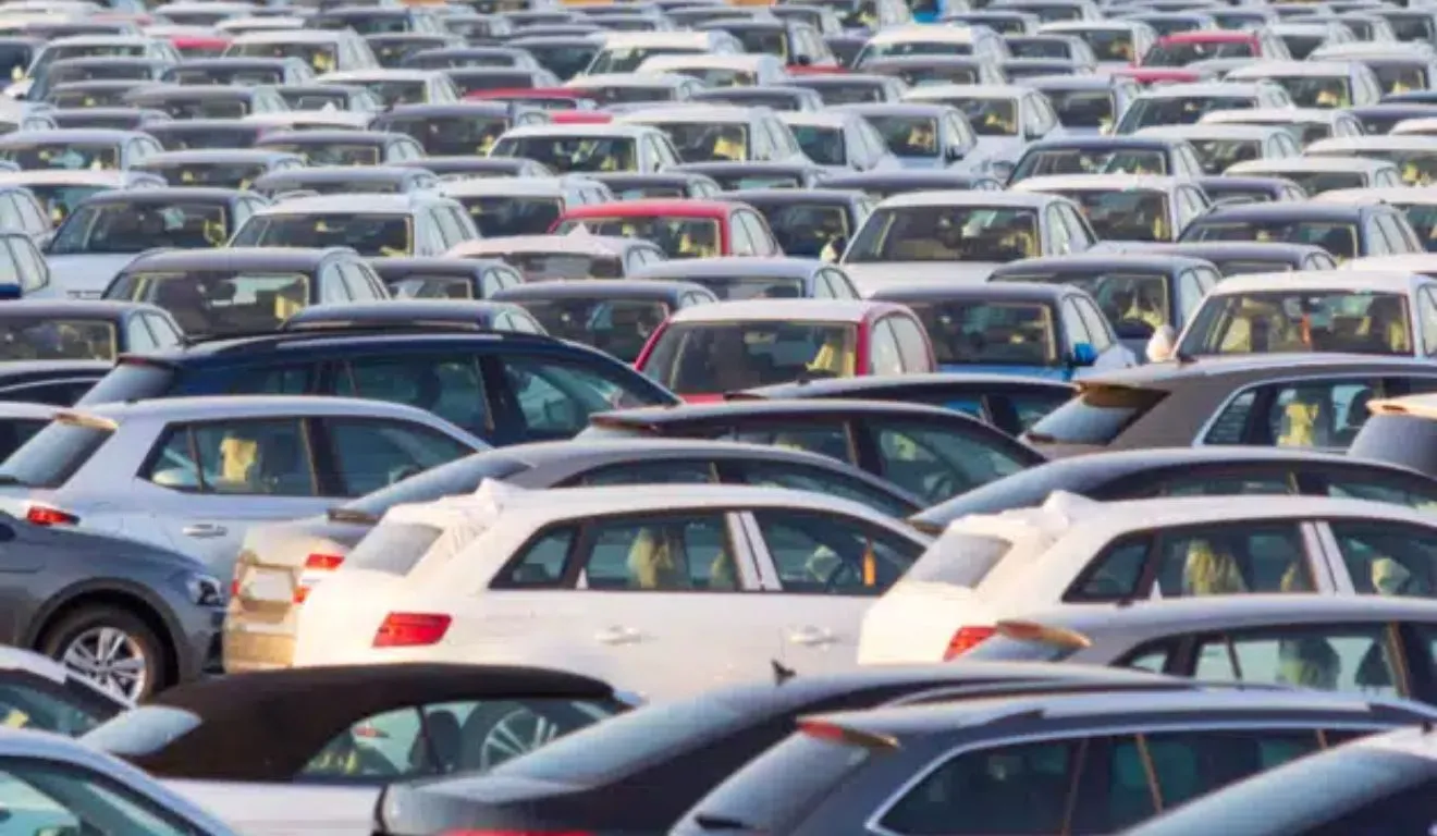 Preços de carros seminovos e usados continuam pressionados no mercado brasileiro, segundo levantamento da Webmotors.
