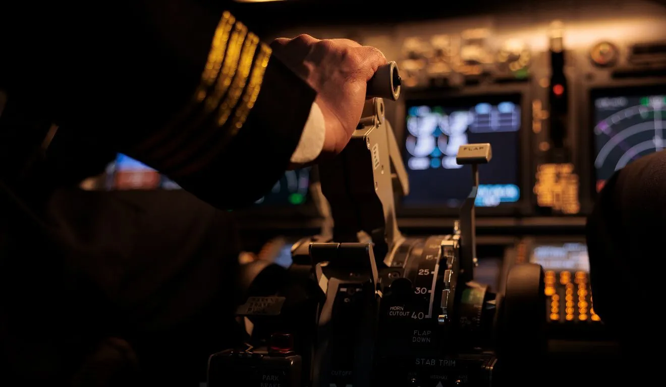 Passageiros ajudaram a controlar a situação após uma briga na cabine de comando de voo da flydubai.