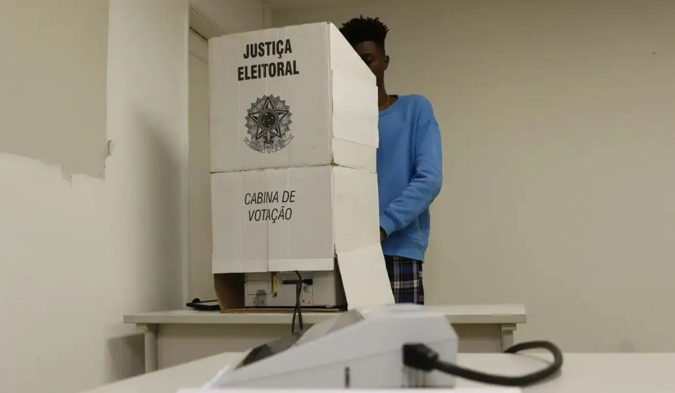 Eleitores devem ficar atentos às regras para garantir uma votação tranquila nas Eleições 2026.