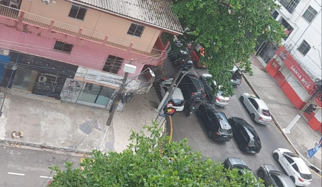 Árvore caiu sobre carro na avenida Alcindo Cacela, próximo à José Malcher, em Belém.