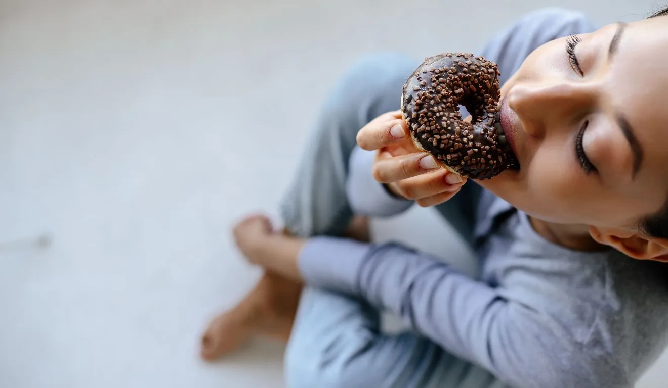 Vontade de comer doce depois das refeições pode estar relacionada a hábitos, emoções e associações criadas pelo cérebro.