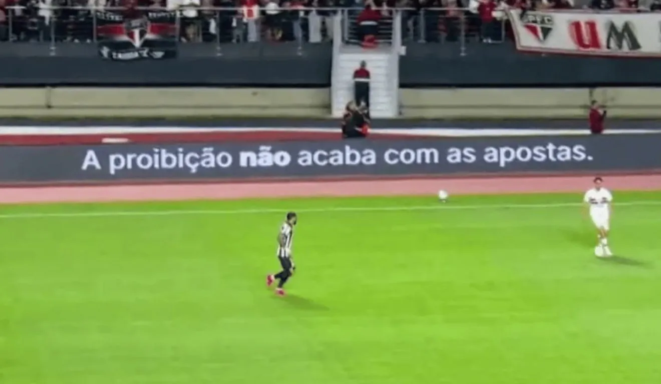 Placas de publicidade dos estádios devem exibir mensagens contra a proibição das bets durante a 29ª rodada do Brasileirão.