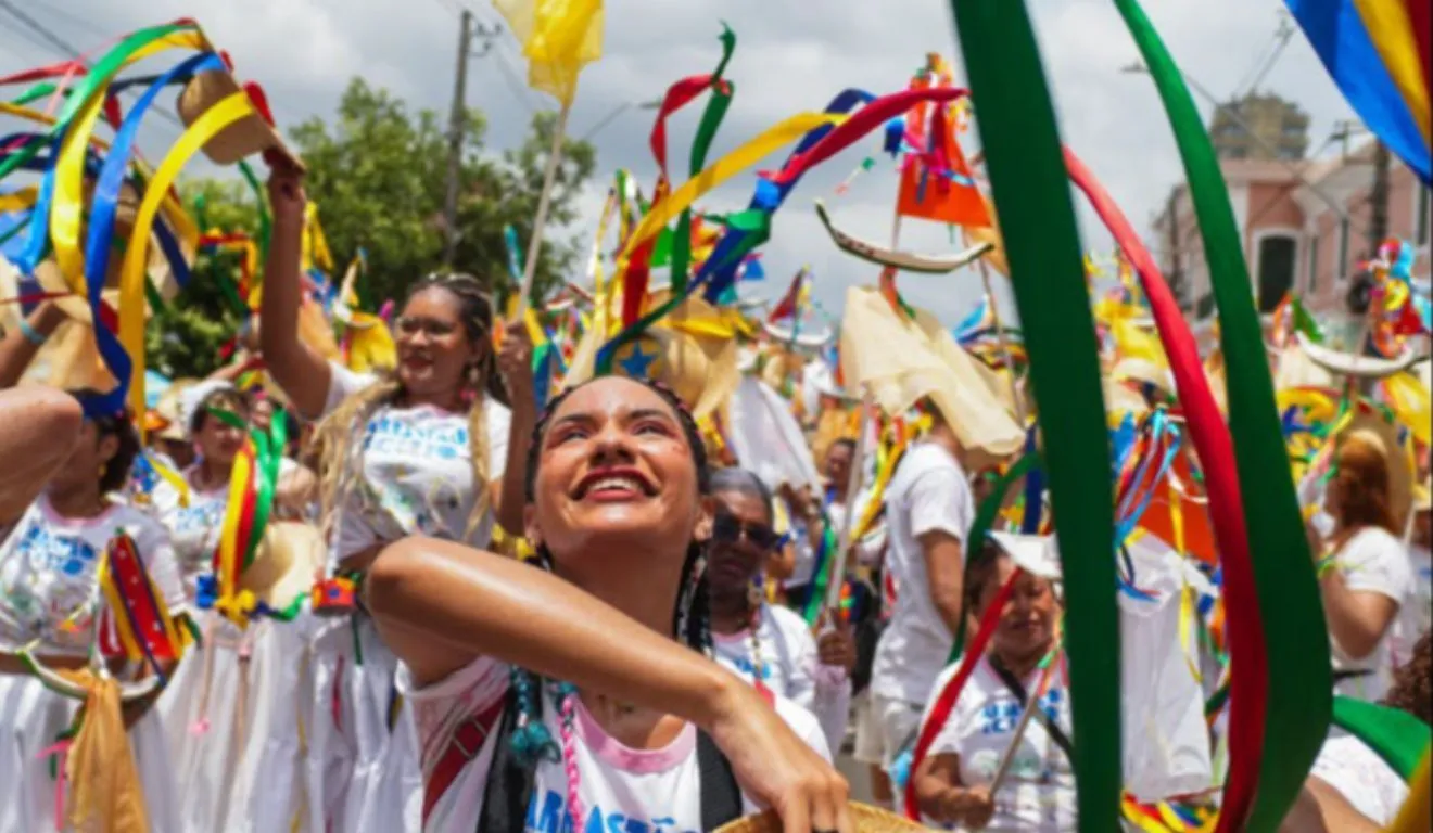 Arrastão do Círio reúne música, dança e tradição pelas ruas do centro histórico de Belém.