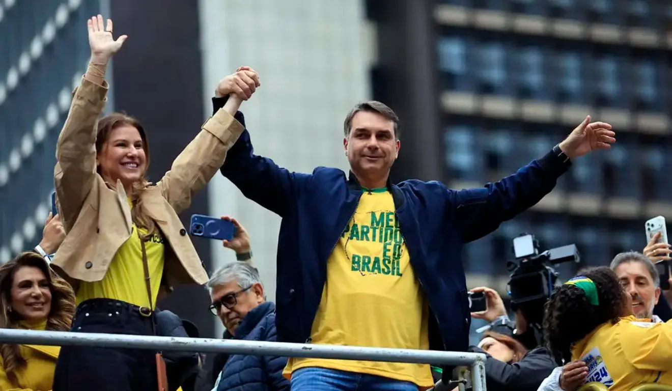 Propaganda eleitoral de Flávio Bolsonaro foi exibida sem áudio na televisão durante o horário eleitoral desta segunda-feira (12).