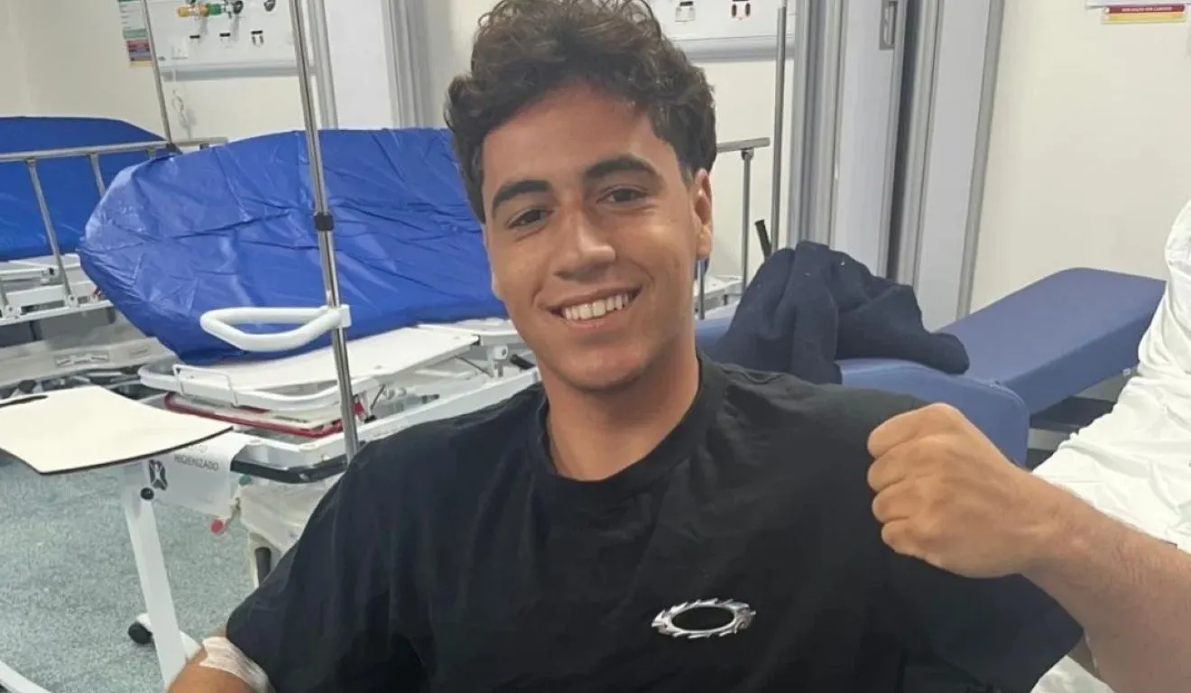 Surfista Rickson Falcão, de 19 anos, foi baleado em Saquarema, no Rio de Janeiro, passou por cirurgia e já recebeu alta hospitalar.