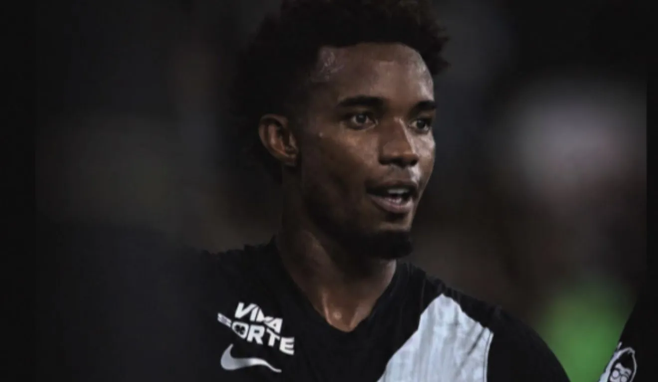 Thiago Mendes, volante do Vasco, pediu desculpas após compartilhar montagem que provocou o Boca Juniors e receber ataques racistas nas redes sociais.