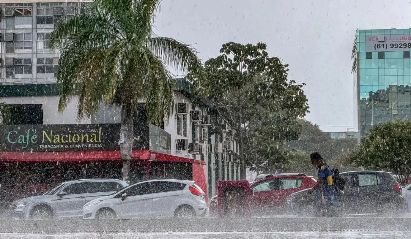 Inmet emite alertas para tempestades em diferentes regiões do Brasil nesta quinta-feira (15).