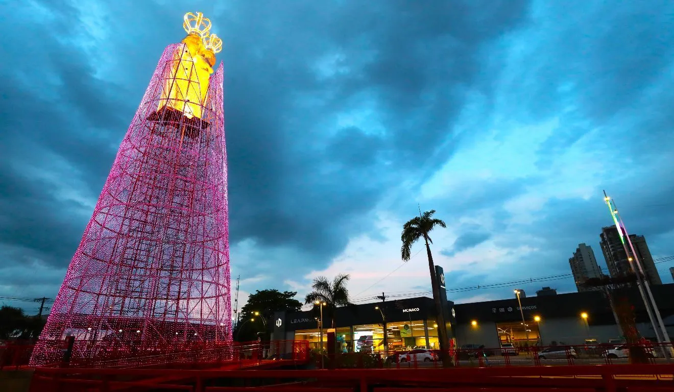Prefeitura de Belém ilumina monumentos de Nossa Senhora de Nazaré de rosa para conscientizar sobre câncer de mama.